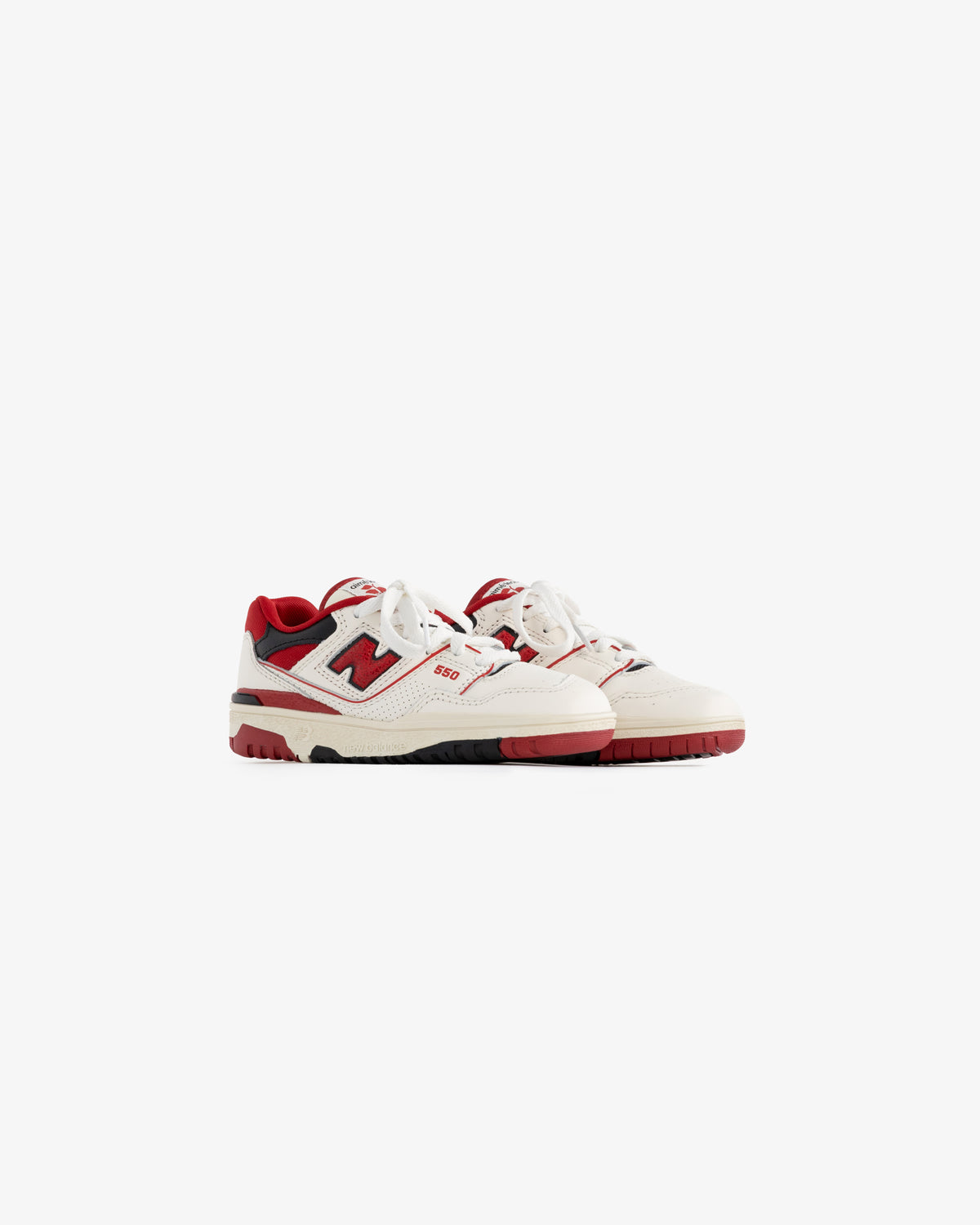 ALD / NB P550 Basketball Oxfords for little kids in white, red, and black with a large N logo on a white background.