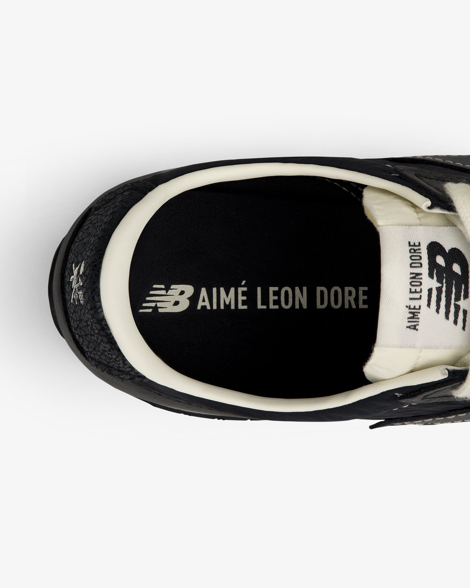 Top view of the ALD / New Balance 471 sneaker with NB AIMÉ LEON DORE in white on the black insole.
