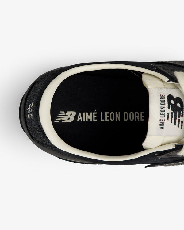 Top view of the ALD / New Balance 471 sneaker with NB AIMÉ LEON DORE in white on the black insole.