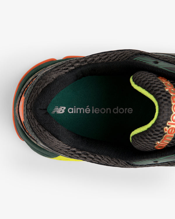 Top view of the ALD / New Balance 860v2 sneaker with branded insole and dark and neon accents.