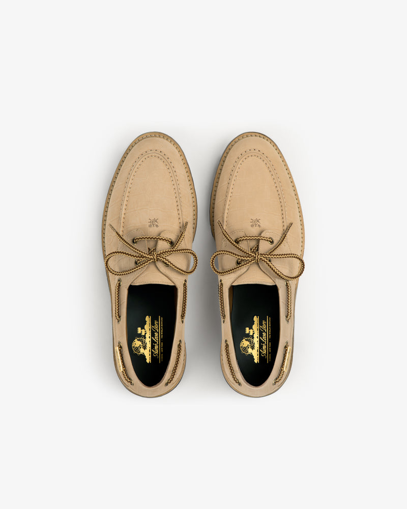 Pápia Boat Shoe in tan leather with brown laces, top view on a white background.