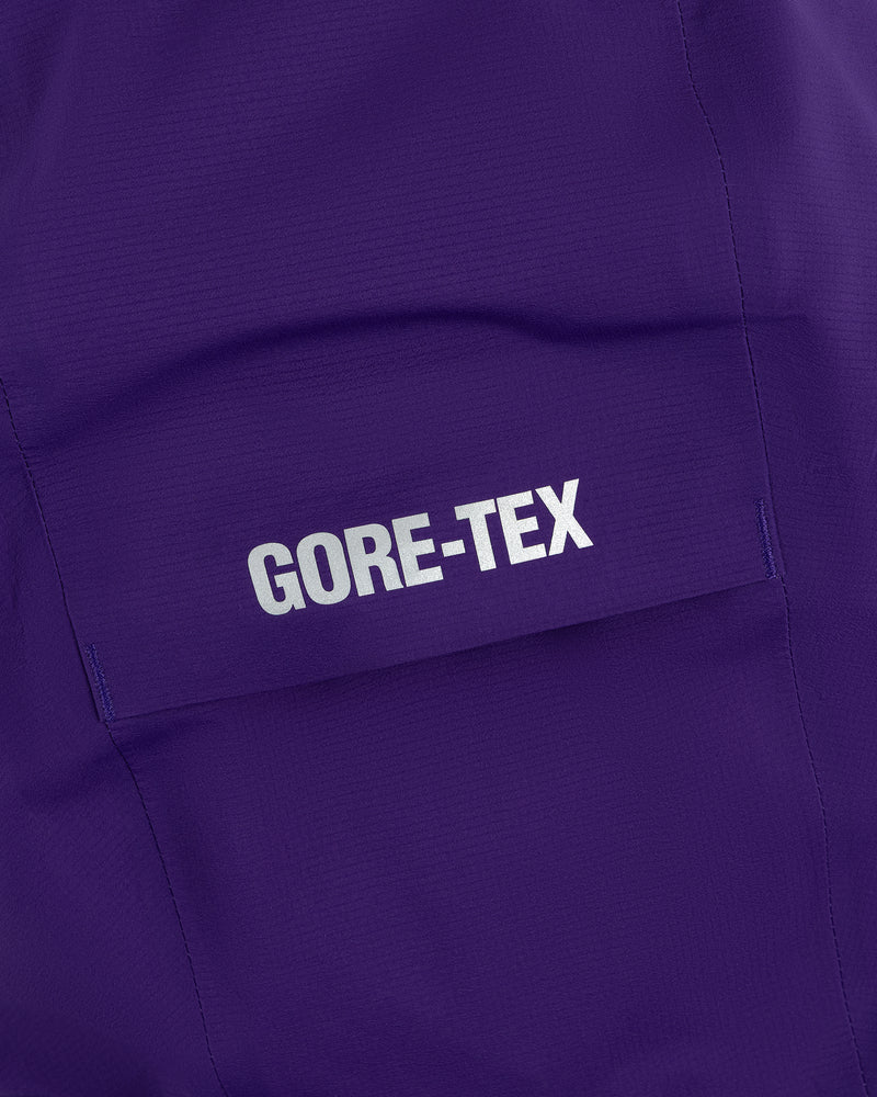 Close-up of a purple pocket from the Lightweight GORE-TEX Shell Jacket with a white GORE-TEX logo.