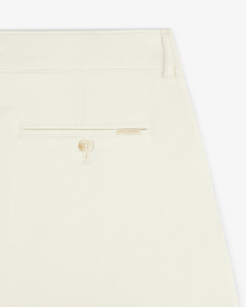 Close-up of the back pocket on the Pleated Linen Blend Bermuda Short, featuring a button and subtle stitching.
