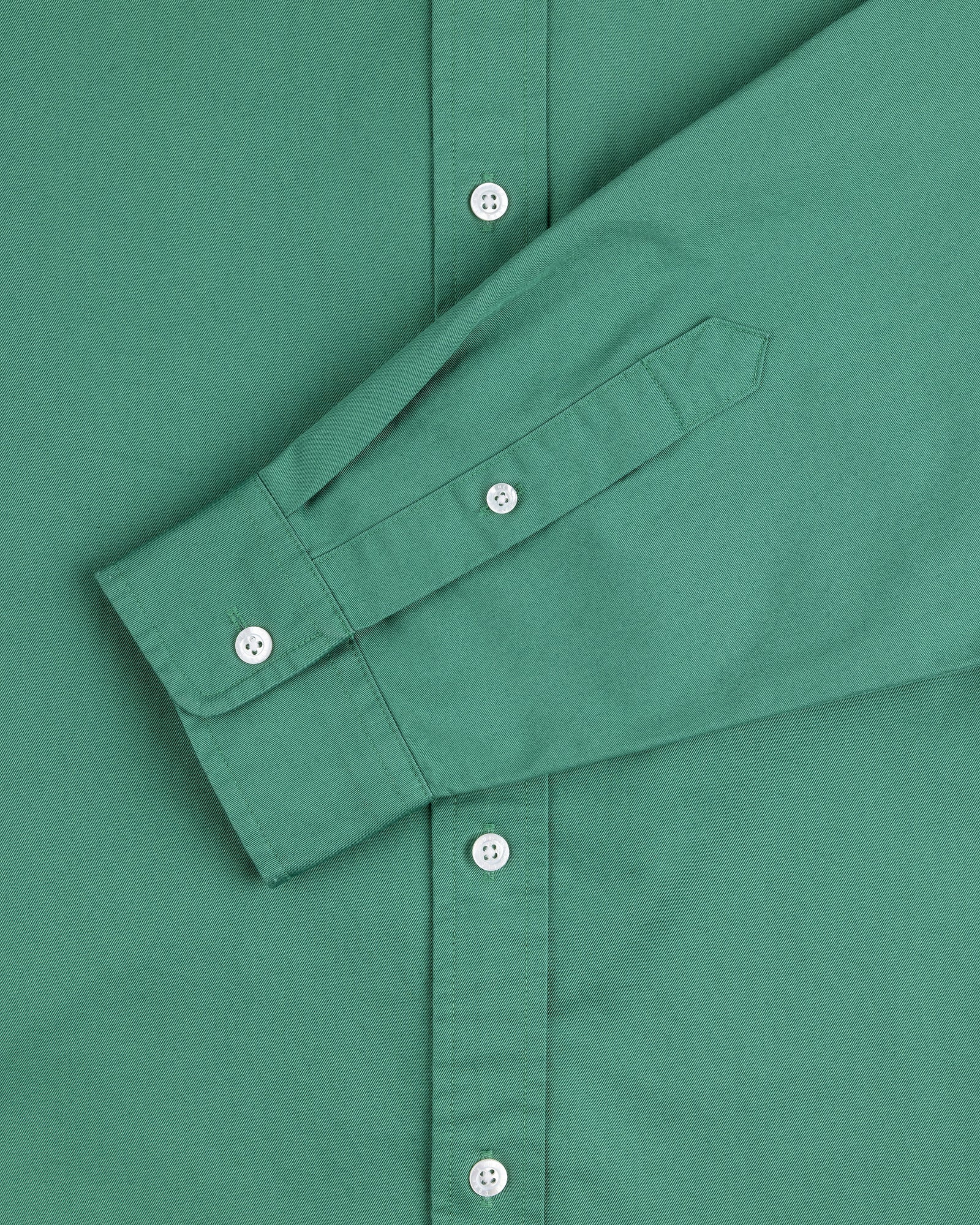 Leon Overshirt in green with white buttons, featuring a long-sleeve front and one folded sleeve.