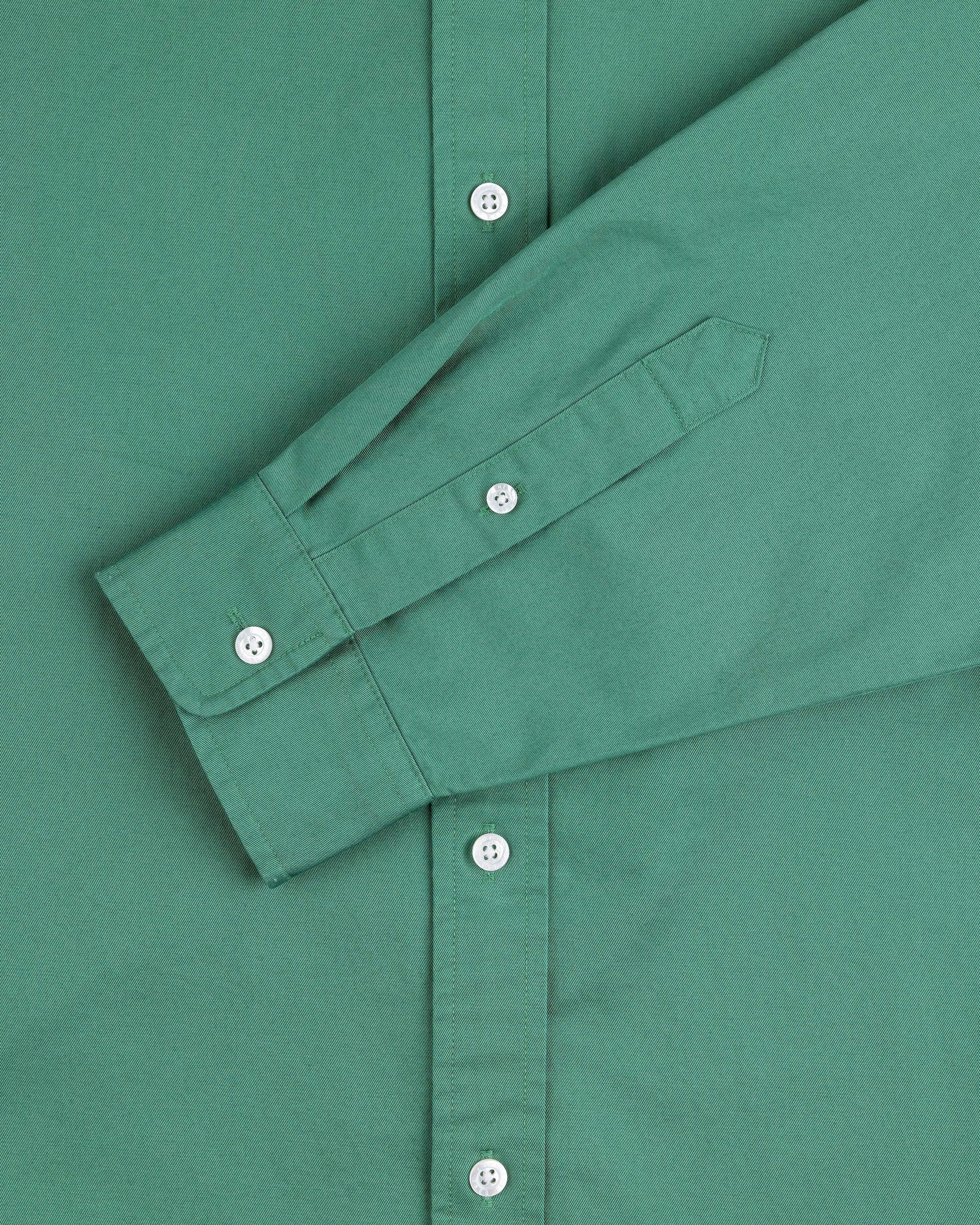 Leon Overshirt in green with white buttons, featuring a long-sleeve front and one folded sleeve.